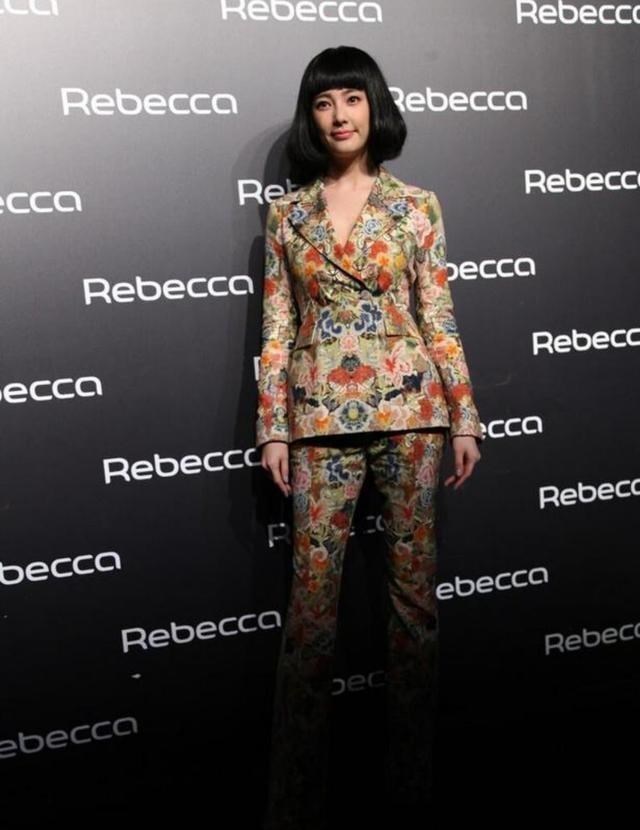 发型 张雨绮换发型像换了个人，齐刘海搭配印花西装，都差点认不出来了