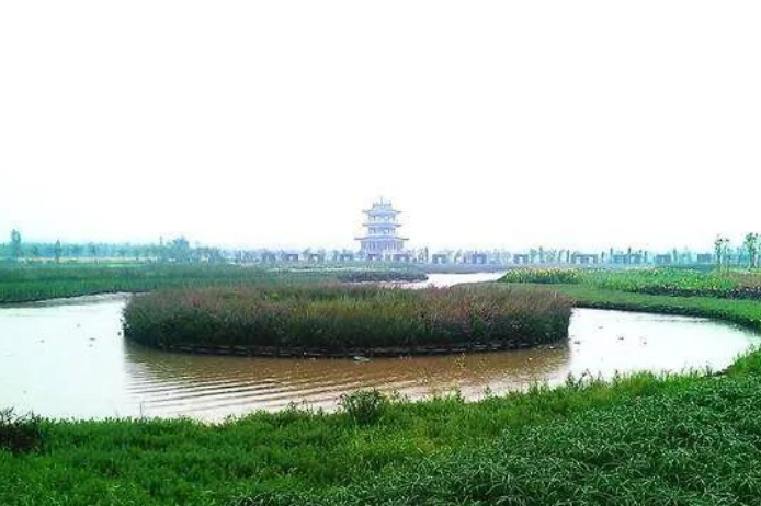 信阳 信阳一人造湖走红，位于西九华山之下，环湖栈道受到众多好评