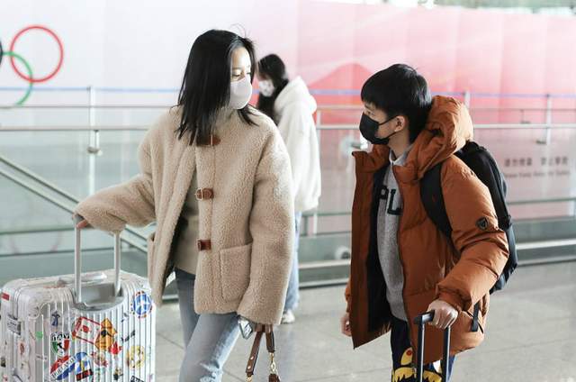 董洁|41岁董洁带娃现身机场,穿四万外套显阔气,12岁儿子眉眼似潘粤明