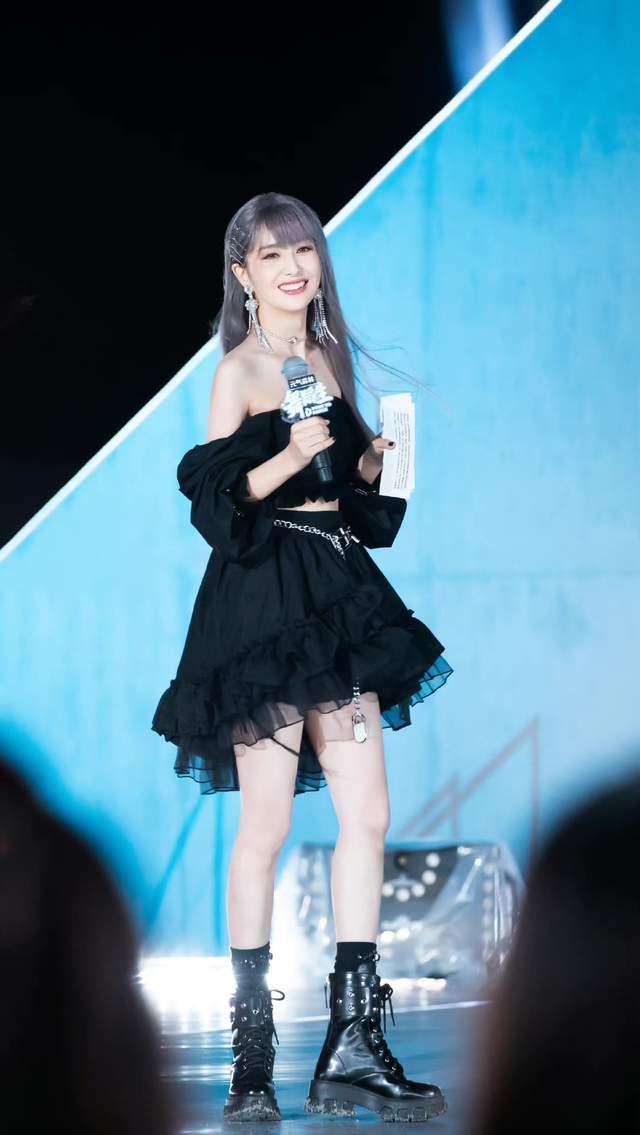 佟丽娅|佟丽娅离婚后风格大变，小黑裙飒酷性感，紫色长发太有“女团范”