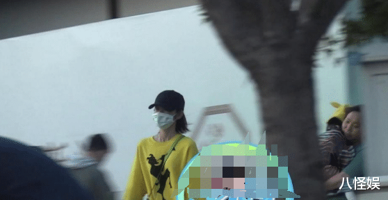 唐艺昕|唐艺昕庆生照曝光，手捧樱桃蛋糕甜笑，家中提前装好圣诞树好温馨