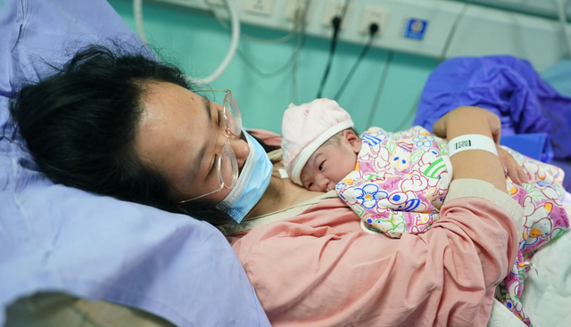 爱红烧肉|新生儿喂养六问题:没下奶前咋喂、如何看宝宝是否吃饱、是否喂水