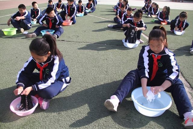 布谷妈妈|为啥不建议孩子“住校”？班主任说出实情：这2个原因太现实