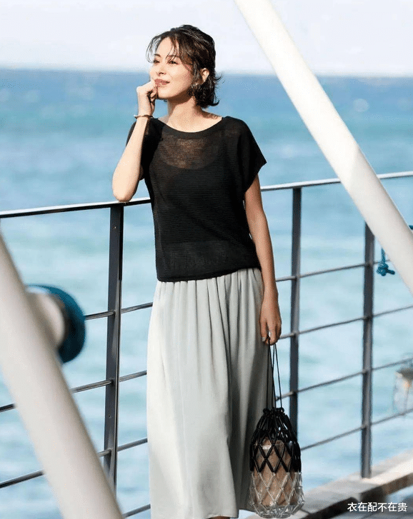衣在配不在贵|谢娜身材没完全恢复,穿膝上裙显腿粗,但选对版型和颜色挺显年轻