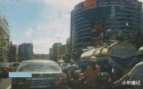 小叶娱记 妹子,知道你很热,可是也不能穿成这样出门啊,太尴尬了吧!