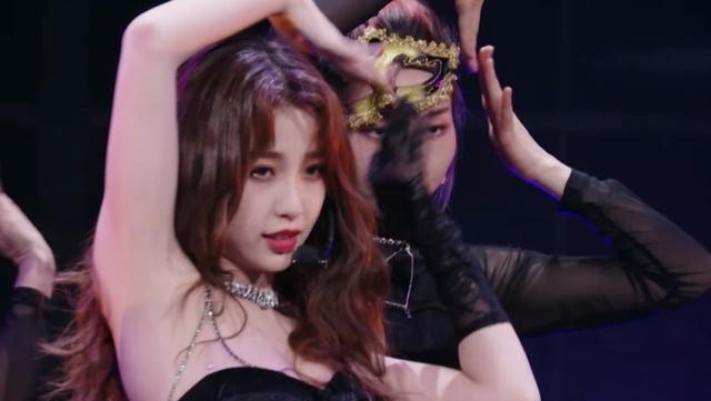 虞书欣|过年胖十斤？当虞书欣和女舞伴站一起，腿围粗细太伤自尊了