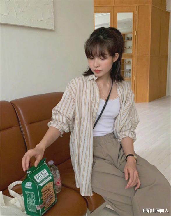 峨眉山周美人|今秋穿衬衫，不流行“塞衣角”了！学学这3种“显瘦穿法”，真实用