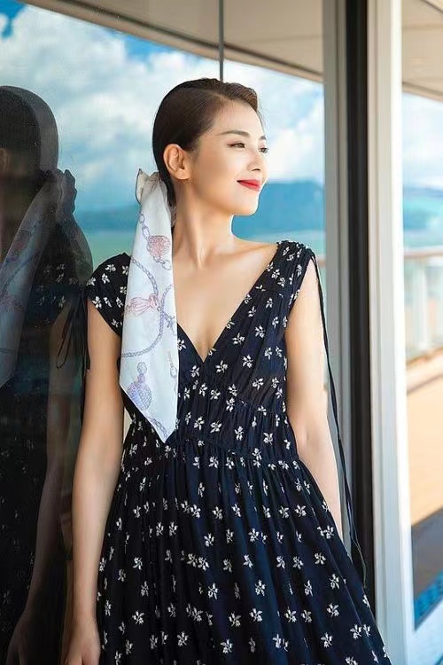 闲鱼有话说|刘涛尝试黑白配，黑色打底衫上“绑”了条白纱裙，这时尚真看不懂