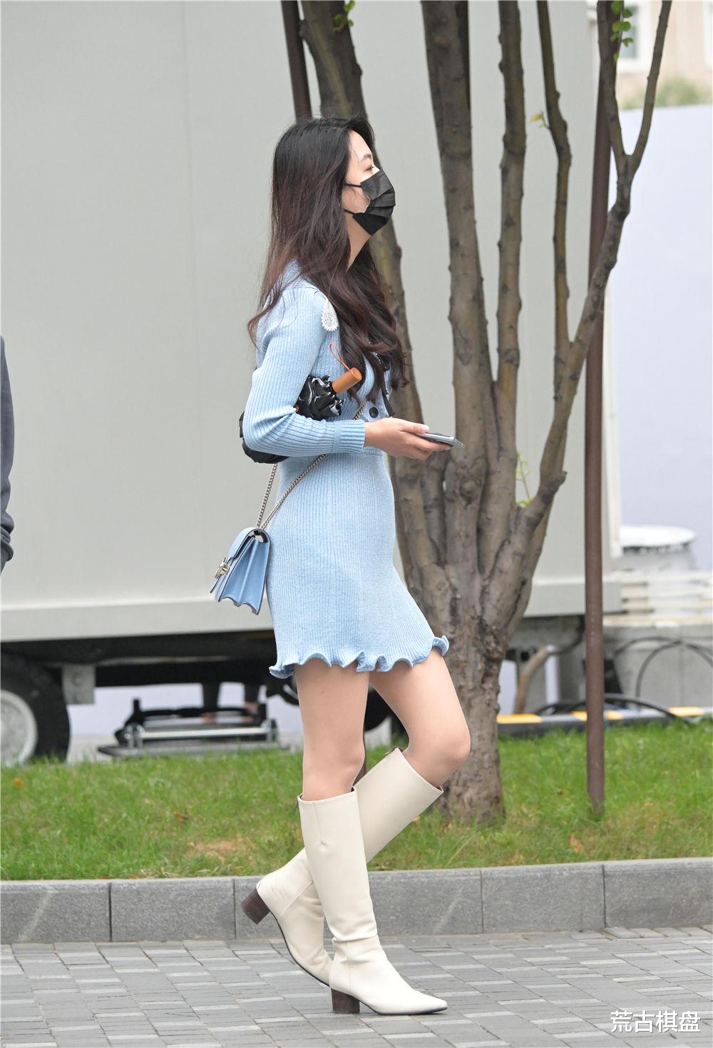 荒古棋盘 白色长靴，有点特别多味道，深秋时节穿着保暖时尚