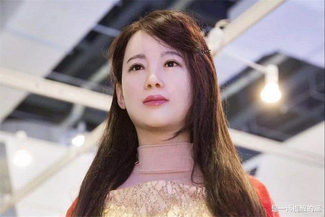 智能机器人|印度版女性机器人问世，造价仅4500元，网友吐槽“倒贴钱也不要”播