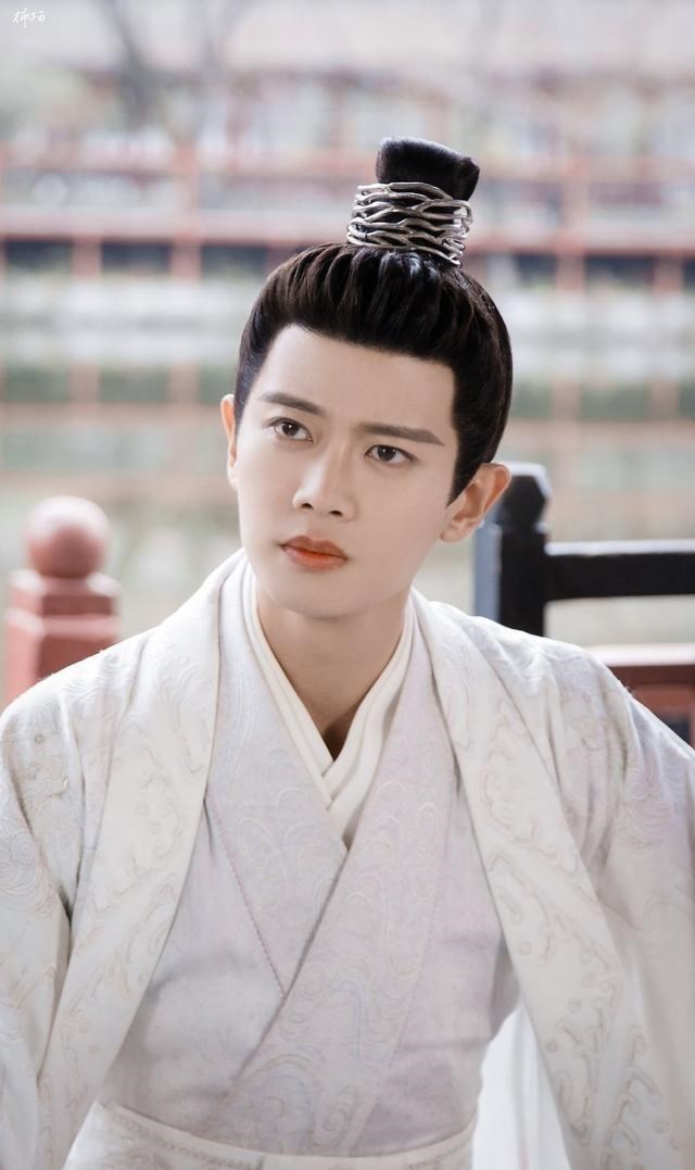 街拍|任嘉伦的作品简介已改掉，三部作品上榜没毛病，但一生一世呢？