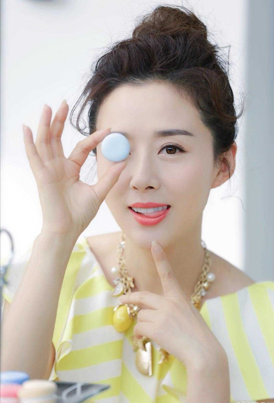 连衣裙 颜丹晨不愧是大众封的最美嫦娥，连遛狗穿的连衣裙，也减龄时髦