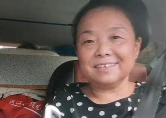 56岁阿姨抛掉老公孩子,不顾一切离家出走,看到她现状,女生慕了