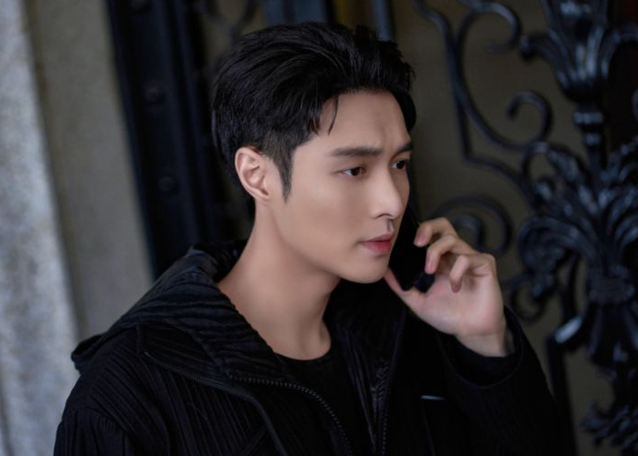 张艺兴|谁说张艺兴离不开“偶像包袱”？为了角色可以剃寸头，男人味十足