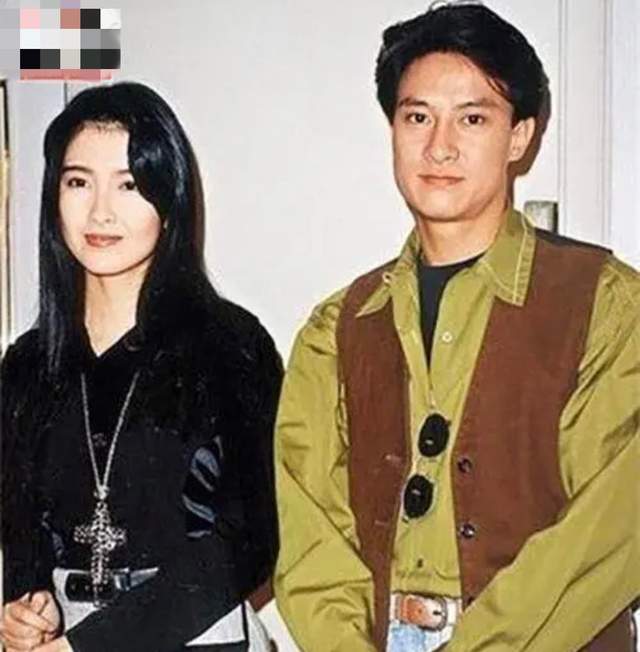 张文慈|50岁TVB女星露天商演，穿汉服热情伴舞，与周慧敏前任同框似隔代