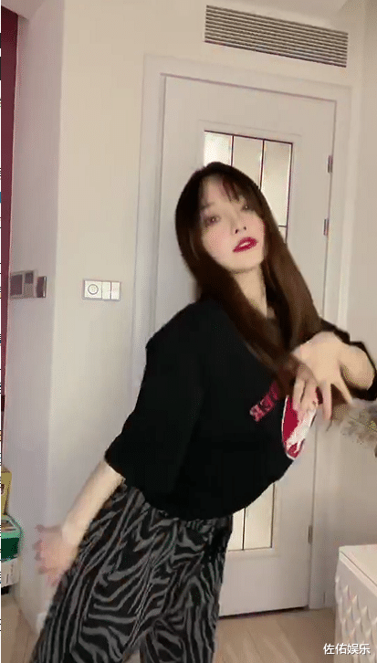 蒋欣|和PGone再秀恩爱后，李小璐展现性感舞姿，笑容甜美难掩好心情