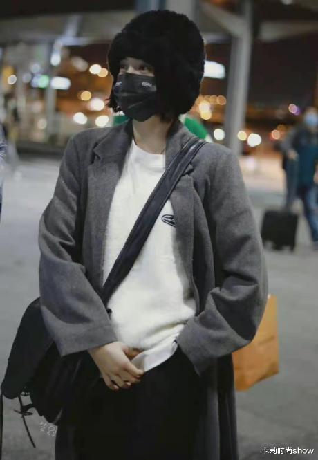大衣 欧阳娜娜过冬也很认真，长款大衣包裹严实，齐肩短发气质好高级
