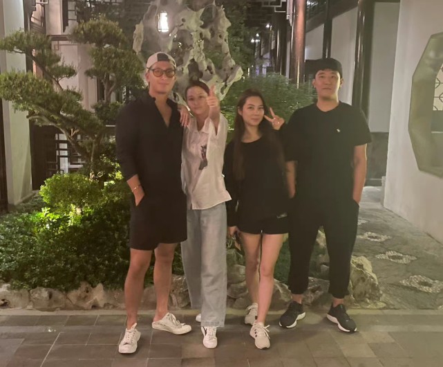 周洁琼|何超莲分享假期碎片，和窦骁品尝大闸蟹，各个都是满满的蟹黄，超满足