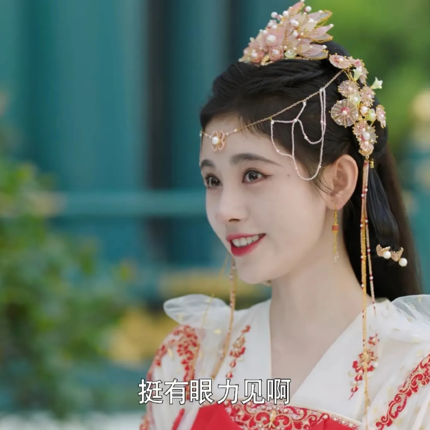 鞠婧祎|鞠婧祎古装垫肩被网友发现：看来不只有半永久妆还有半永久肩