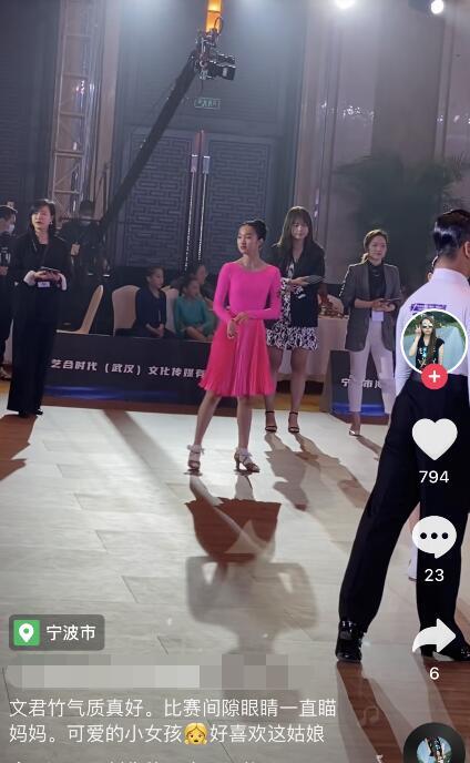 马伊琍|马伊琍大女儿比赛,爱马赛场上不自信偷瞄妈妈,太紧张动作跳错