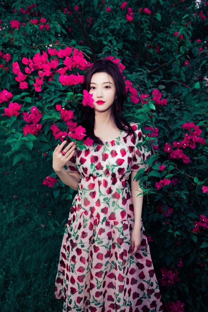 八只爪的猫|“张继科前女友”景甜，穿碎花裙甜美靓丽，站花丛中比花还要迷人