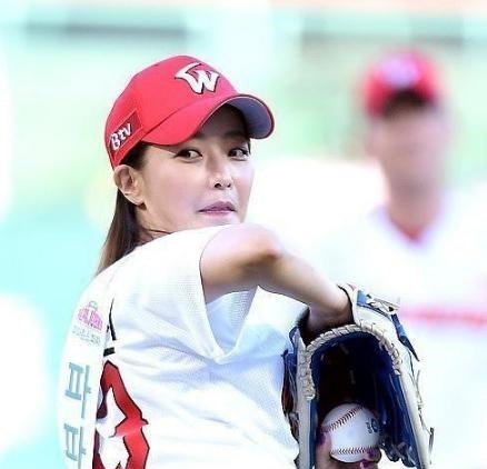 小陈有说 44岁金喜善穿白T恤牛仔裤身材超棒，青春状态如少女，保养得真好