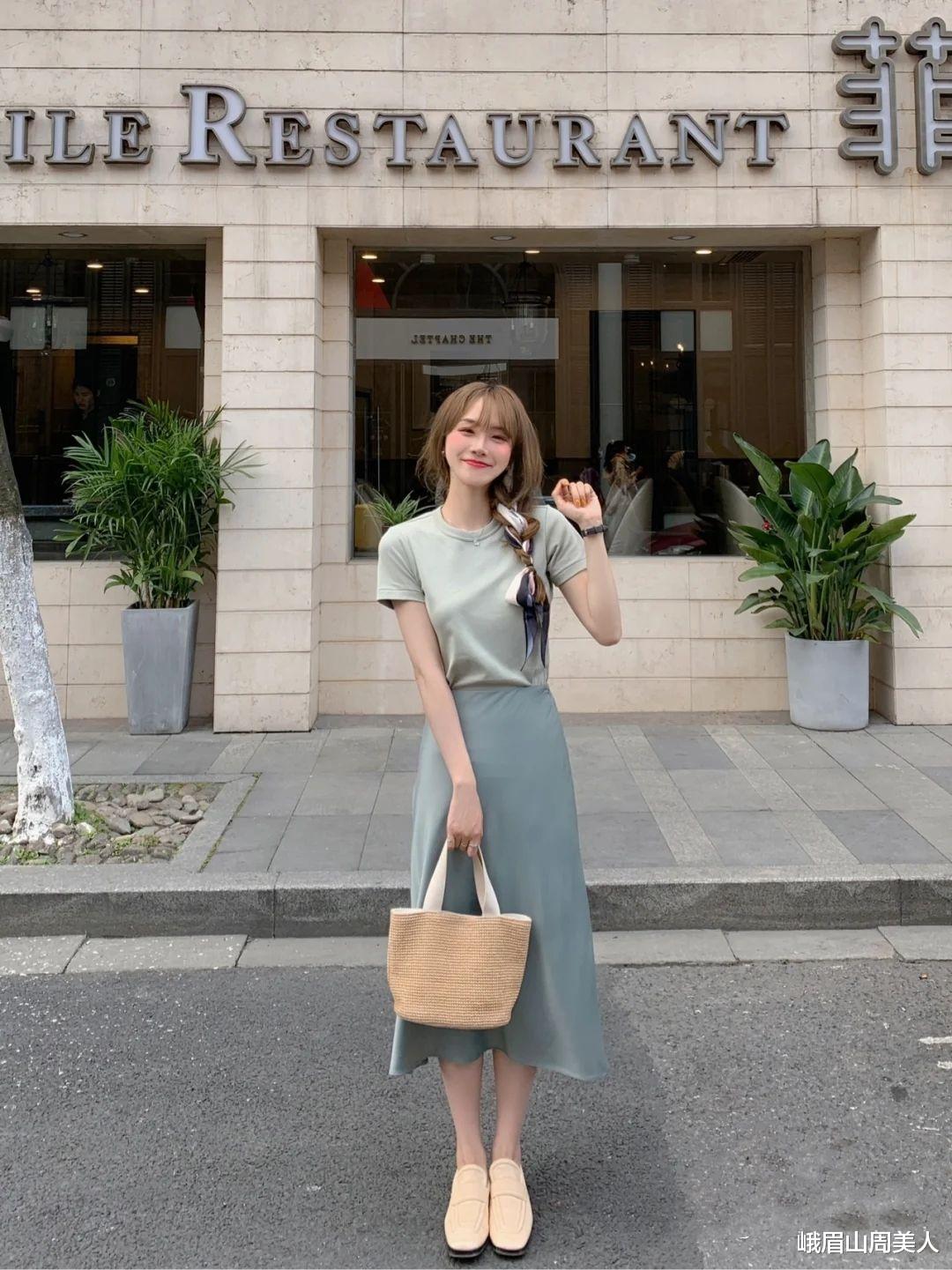 峨眉山周美人|夏天穿T恤，别只买黑白灰，试试这3种高级色，显白还减龄