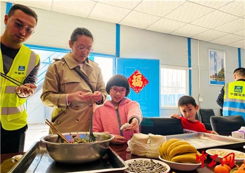 中工网 爸爸，我来工地陪你过大年