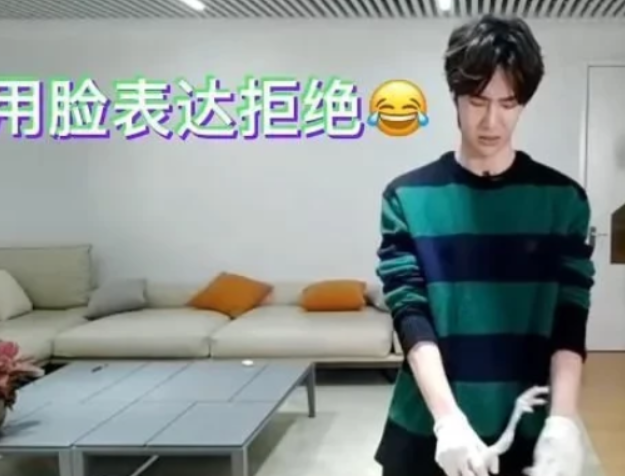 |王一博晒出自己的家，全屋白墙还没有装饰，平时客厅当成厨房用