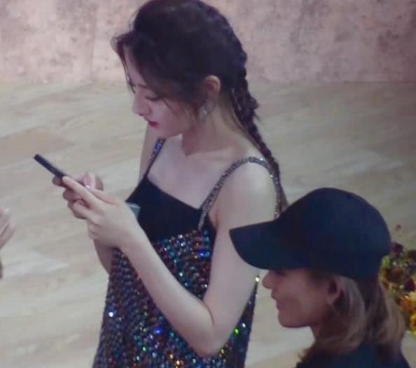 迪丽热巴|迪丽热巴玩手机，当镜头绕到正面，看到她胳肢窝，有点大煞风景！