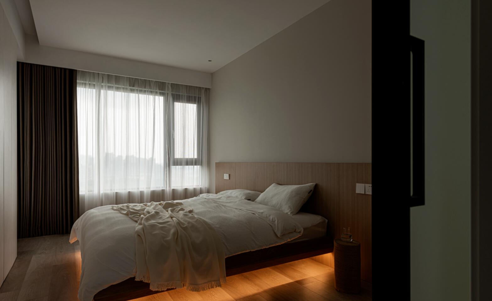 她以逆向思维改造玄关,本以为会缺少采光,最后发现我错了