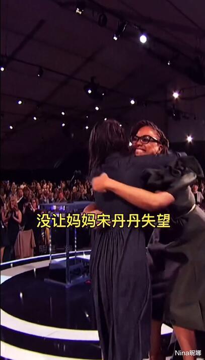 穿衣搭配|宋丹丹女儿国外发言,穿黑裙获最佳导演老外全体起立致敬,大胆说英文太给国人长脸