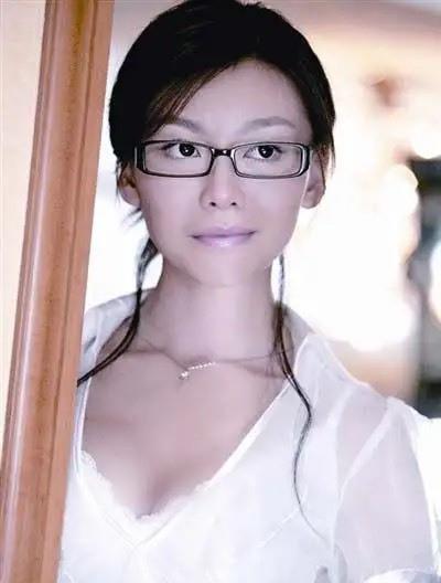 巩新亮|分手后事业遭遇滑铁卢的她，唯一关于她的消息就是整容