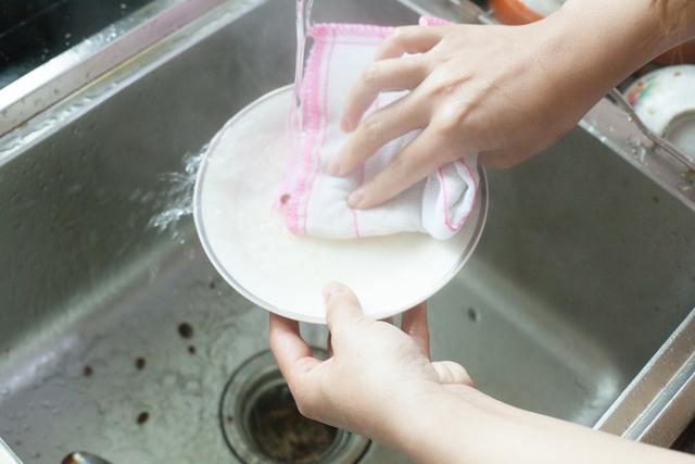 跑步|请不要在这样洗碗筷了，对身体伤害是很大的！