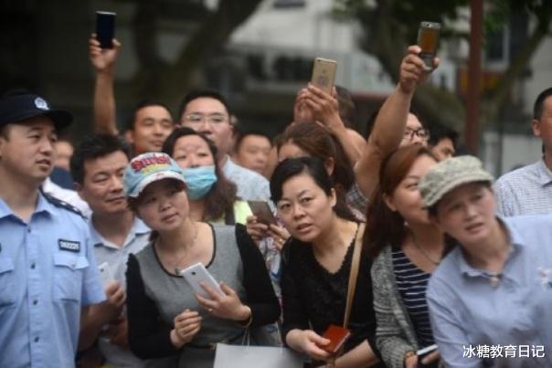 |儿子高考结束后，爸爸秒退班级群并拉黑老师，直言仿佛重获新生