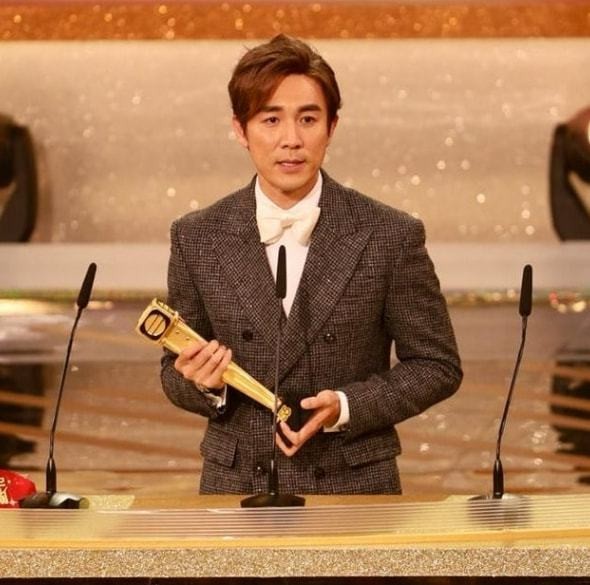 黄渤|狄龙儿子夺下视帝！被父亲一脸严肃当众训话，乖巧站一旁不敢插嘴