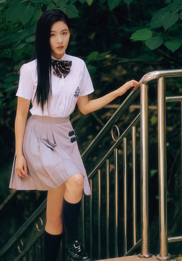 大时尚大观点|孙芮现身重庆大学，穿学生服宣传新片，25岁嫩似初中生