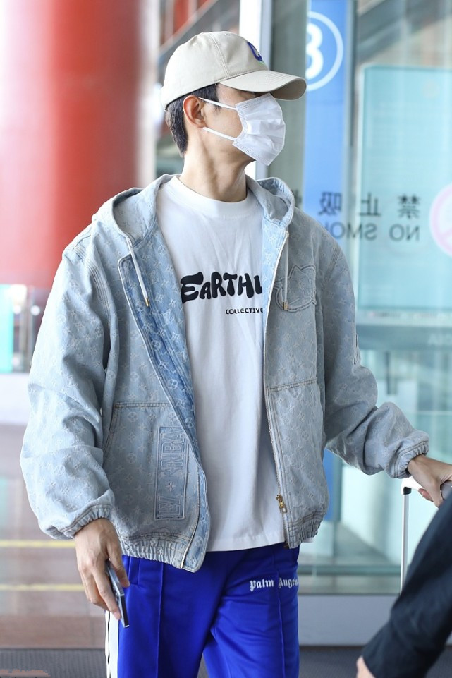 时尚潮流生活 王凯还是小年轻，穿牛仔夹克下搭运动风裤子，少年感都出来了！