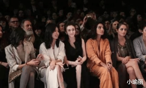 李小冉|43岁李小冉白到发光！白晳肌肤自带磨皮柔光，堪称娱乐圈合照杀手