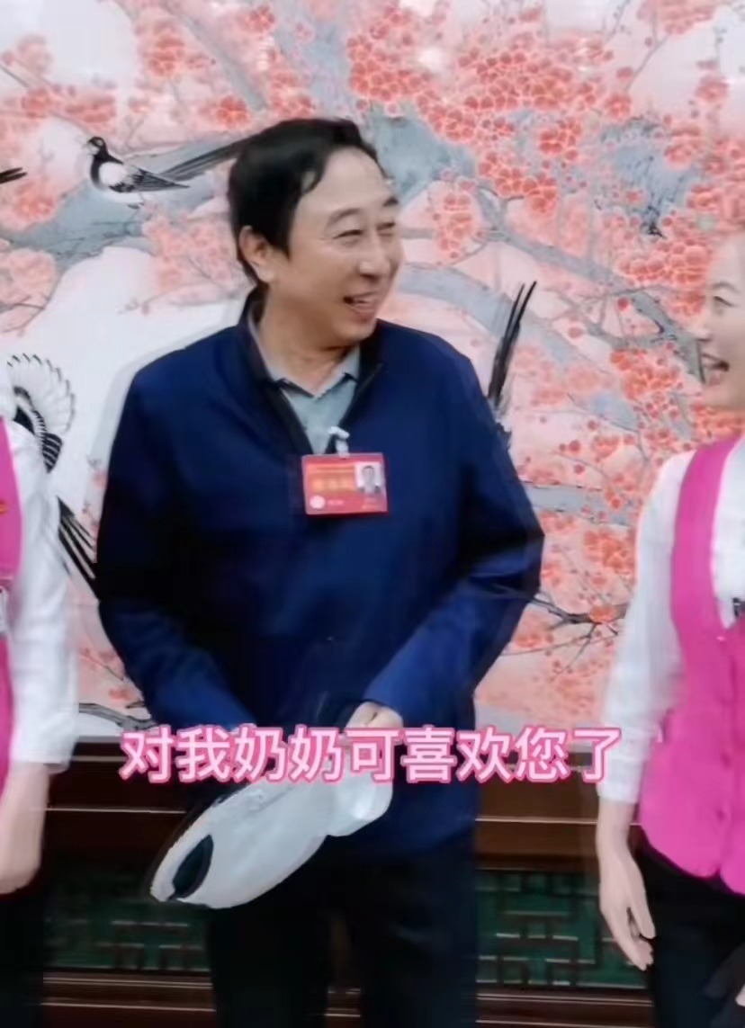冯巩|64岁冯巩异性缘惹人羡，被美女粉丝追着要合影，本人笑到合不拢嘴