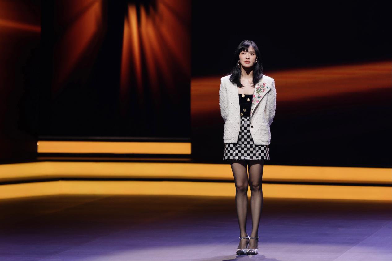 时尚圈的奇葩大喵|姚晨气质比品位更在线,衣服全靠身材撑,周冬雨罕见找到合身礼裙