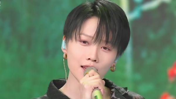 滤镜|五四晚会无滤镜，白敬亭油光满脸，李沁圆润，没想到她却成了颜霸