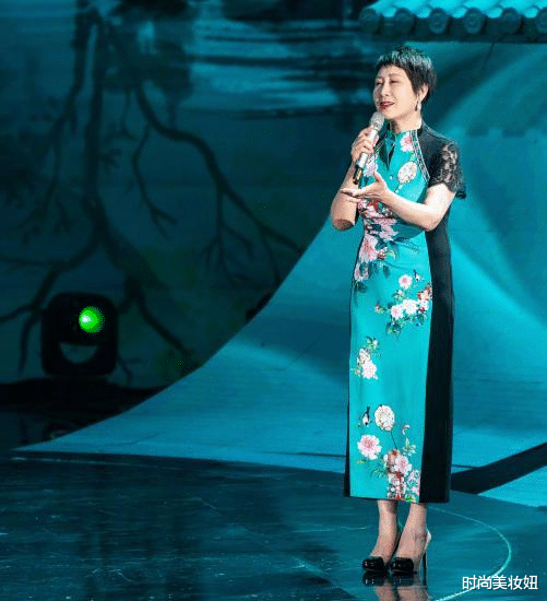 时尚美妆妞|张凯丽真不是普通的“老人”，穿T恤配沙滩裤，拎10万包真豪气