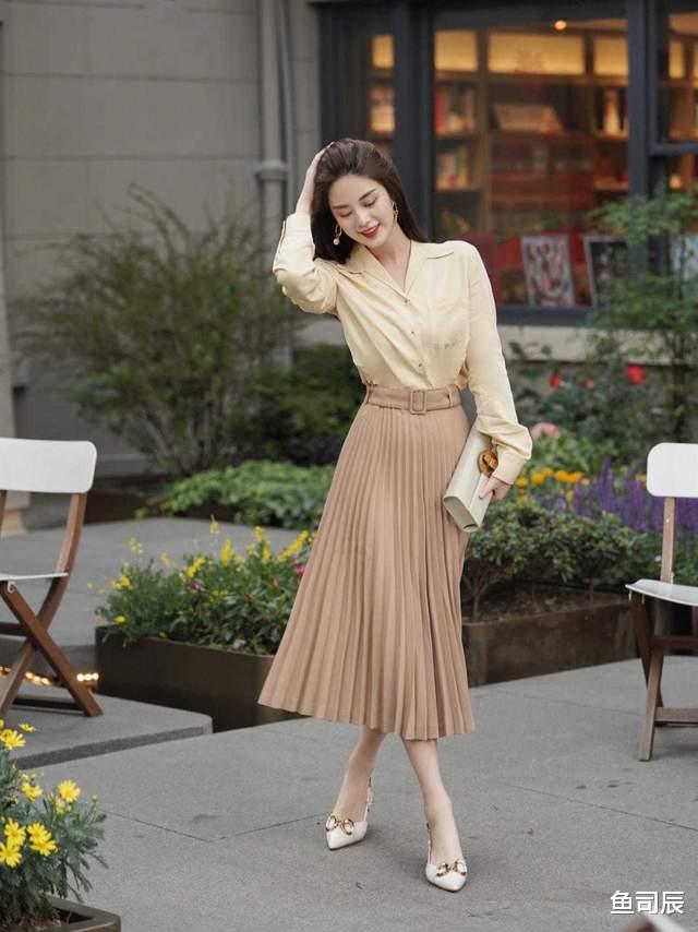 鱼司辰|30+的女生怎么穿才有气质？白色衬衫配长款简约大方，减龄又洋气