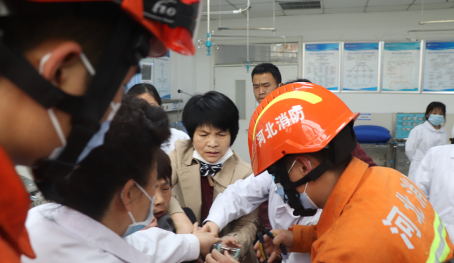 邯郸之窗 幼童手指卡进水果刀邯郸消防紧急救援