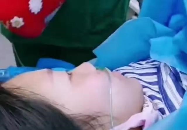 双胞胎儿子变“女儿”?宝爸在产房外兴奋不已,激动的学螃蟹走路