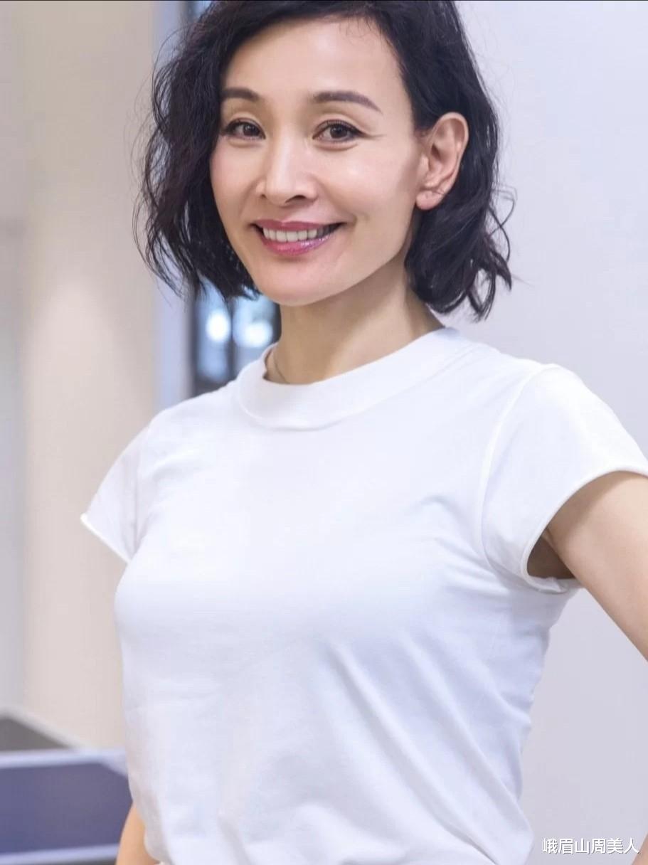 吊带裙 58岁陈冲这身材好得不真实，穿深V吊带裙拍大片，满满的高级感