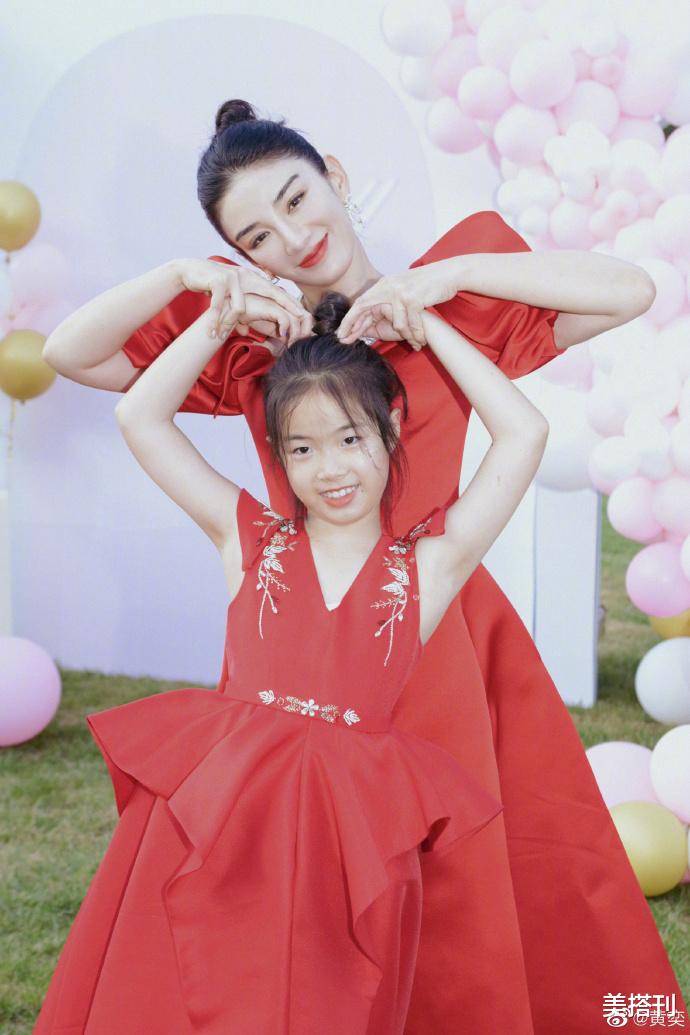 美搭刊|44岁黄奕生日，红裙配丸子头甜美妩媚，8岁女儿铛铛太不像妈妈了