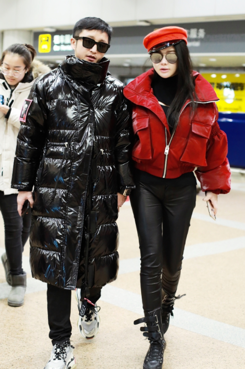 何有强 冉莹颖邹市明潮范十足，穿羽绒服十指紧扣走机场，俊男靓女太吸睛