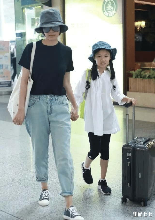 袁泉|袁泉母女罕被拍,11岁女儿比例惊人模样太像夏雨,千元羽毛球抢镜